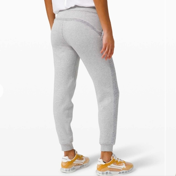 Lululemon Scuba Sherpa Stripe Heathered Core Light Grey Joggers NWOT - Picture 4 of 14